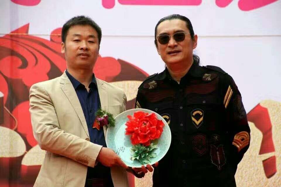 三个黑人玩一个女4P文