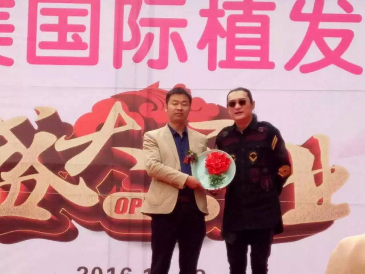 三个黑人玩一个女4P文